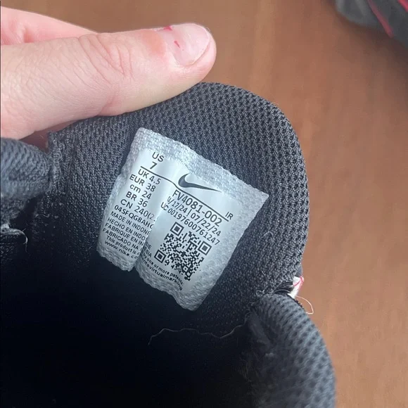 Nike Air Max Plus Drift in the "Sail and Blk" colorway - Picture 6 of 8